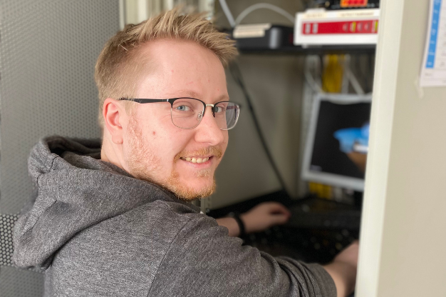 Experte arbeitet an einem Server